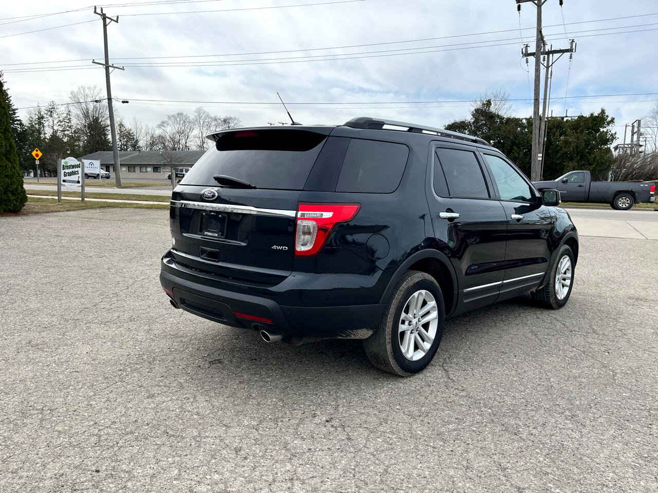 Used 2015 Ford Explorer XLT w/ Equipment Group 202A image 5