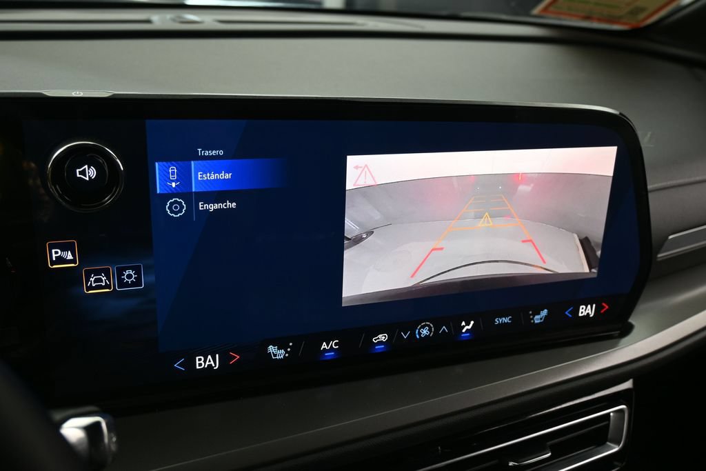 Used 2026 Chevrolet Traverse LT FWD image 17