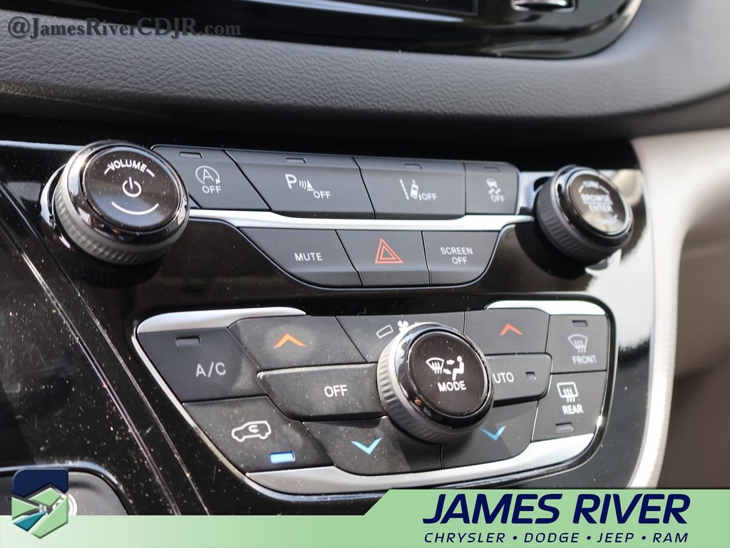 Used 2024 Chrysler Pacifica Touring-L image 36