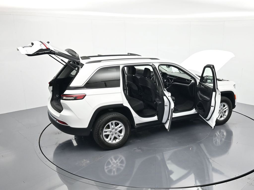 Used 2023 Jeep Grand Cherokee Laredo RWD image 44