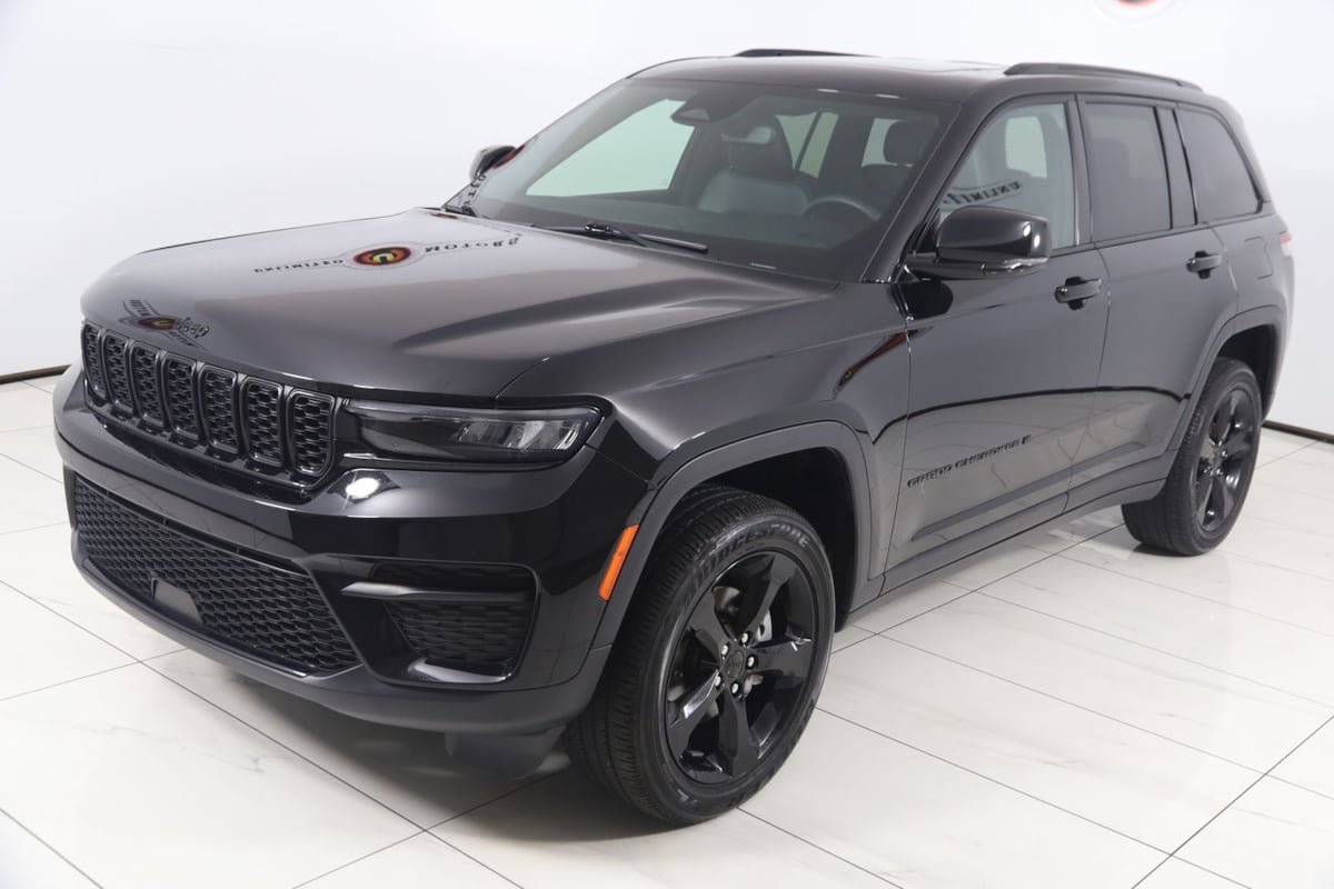 Used 2024 Jeep Grand Cherokee Altitude AWD/4WD image 21