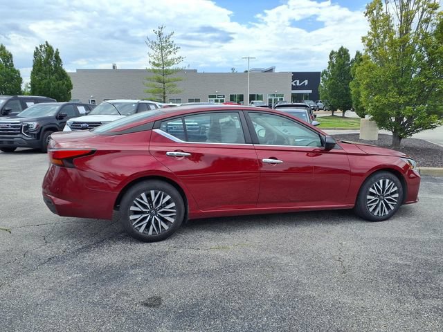 Used 2025 Nissan Altima 2.5 SV FWD image 2