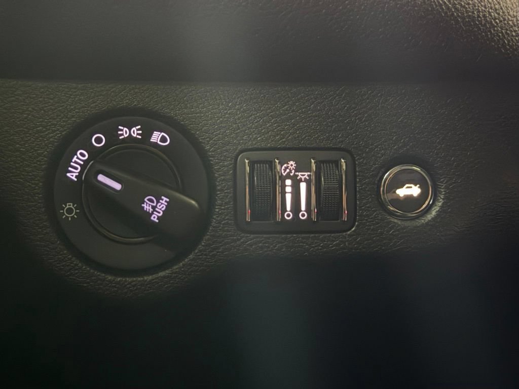 Used 2018 Dodge Challenger R/T Scat Pack w/ Leather Interior Group RWD image 14