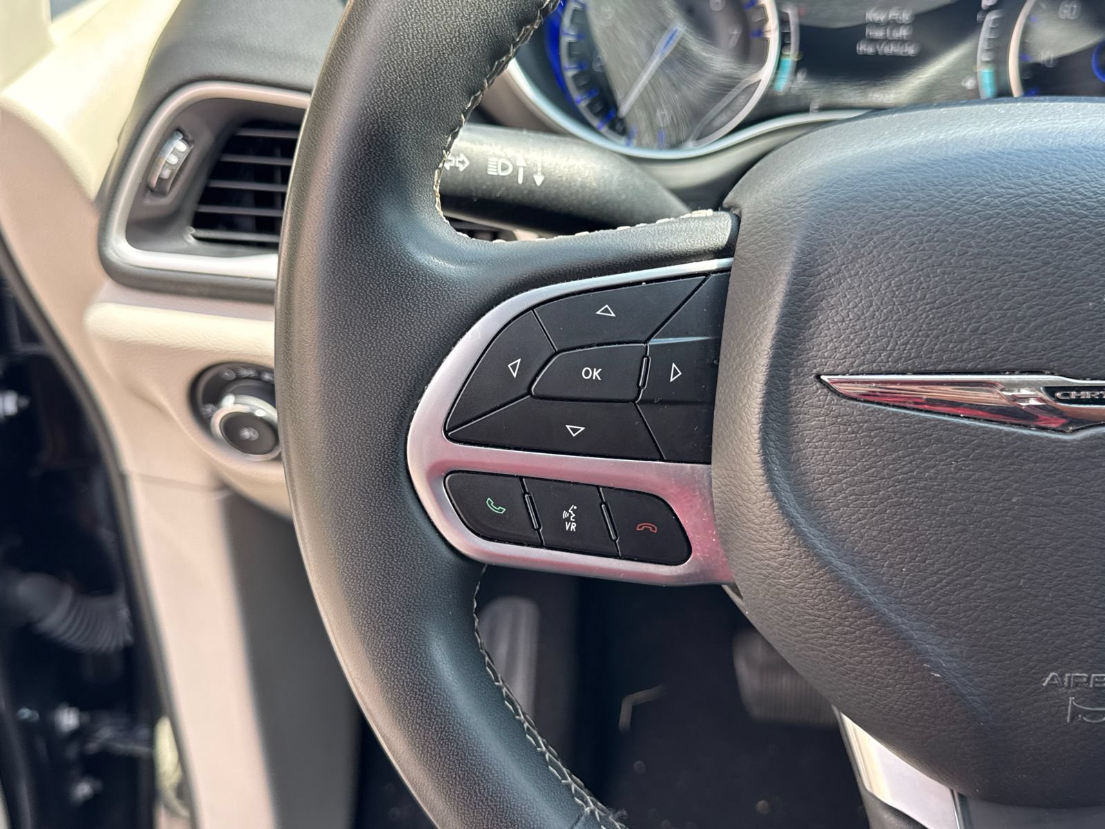 Used 2023 Chrysler Pacifica Touring-L FWD image 21