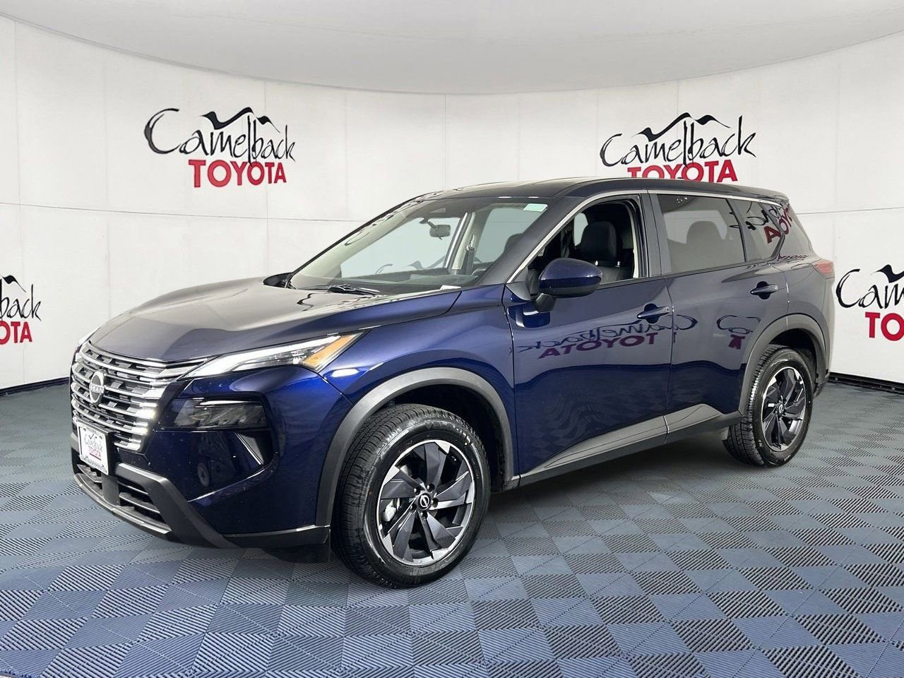 Used 2025 Nissan Rogue SV image 2