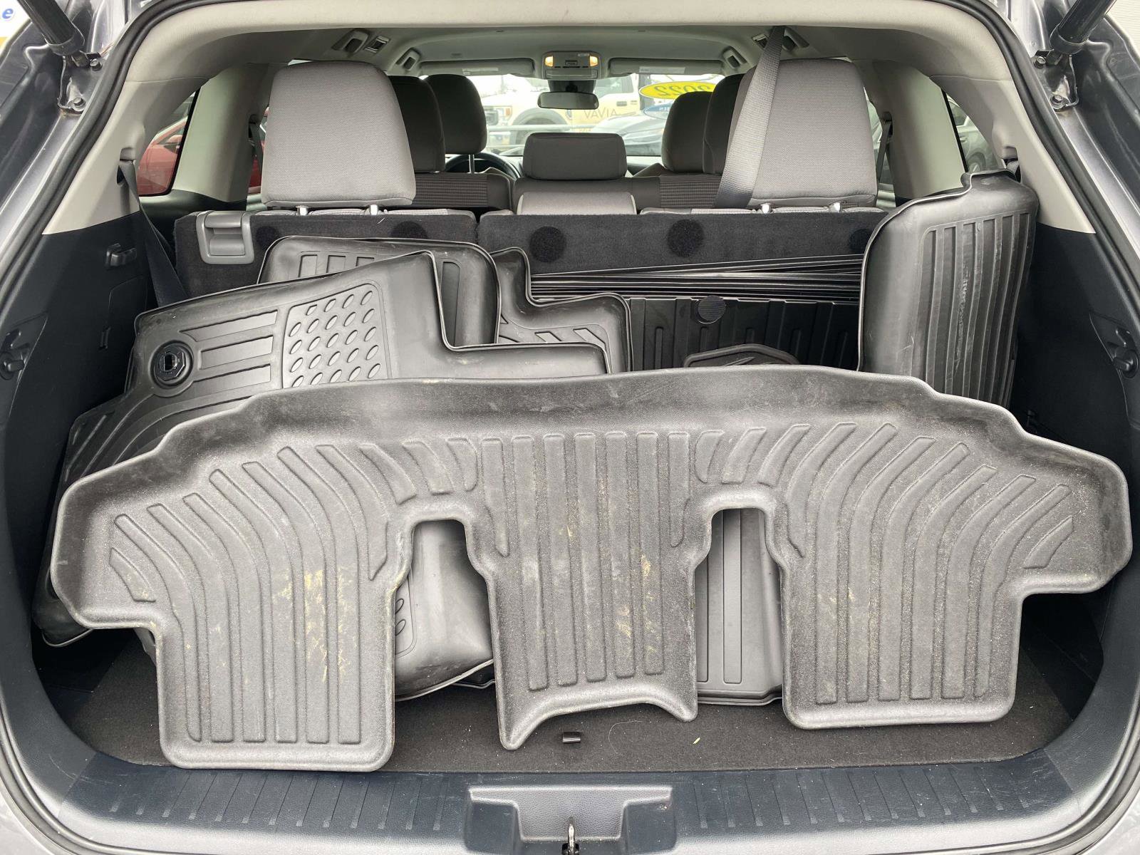 Used 2022 Toyota Highlander LE image 10