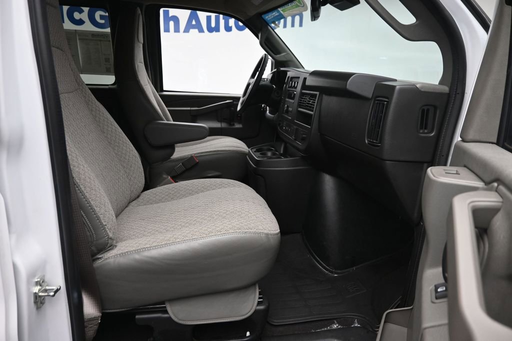 Used 2025 Chevrolet Express 3500 LT w/ LT Preferred Equipment Group RWD image 7