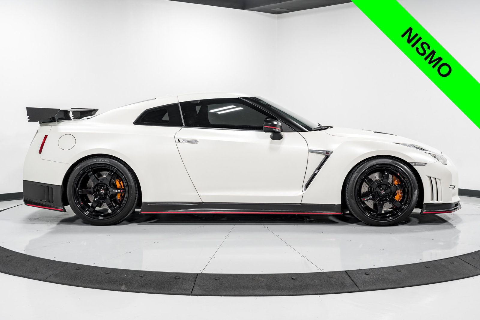 Used 2016 Nissan GT-R NISMO AWD/4WD image 2
