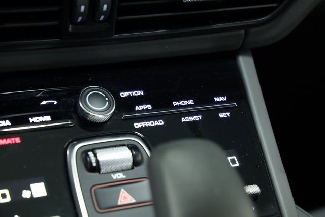 Used 2022 Porsche Cayenne Platinum Edition image 24