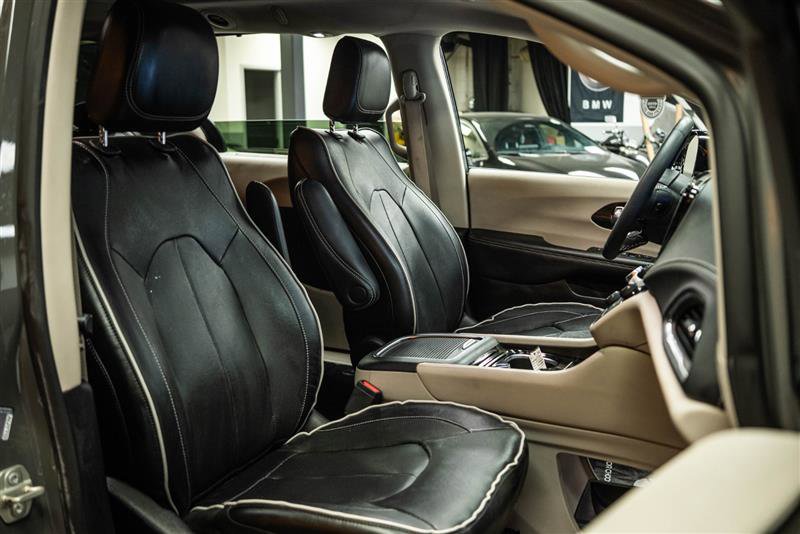 Used 2023 Chrysler Pacifica Limited image 14