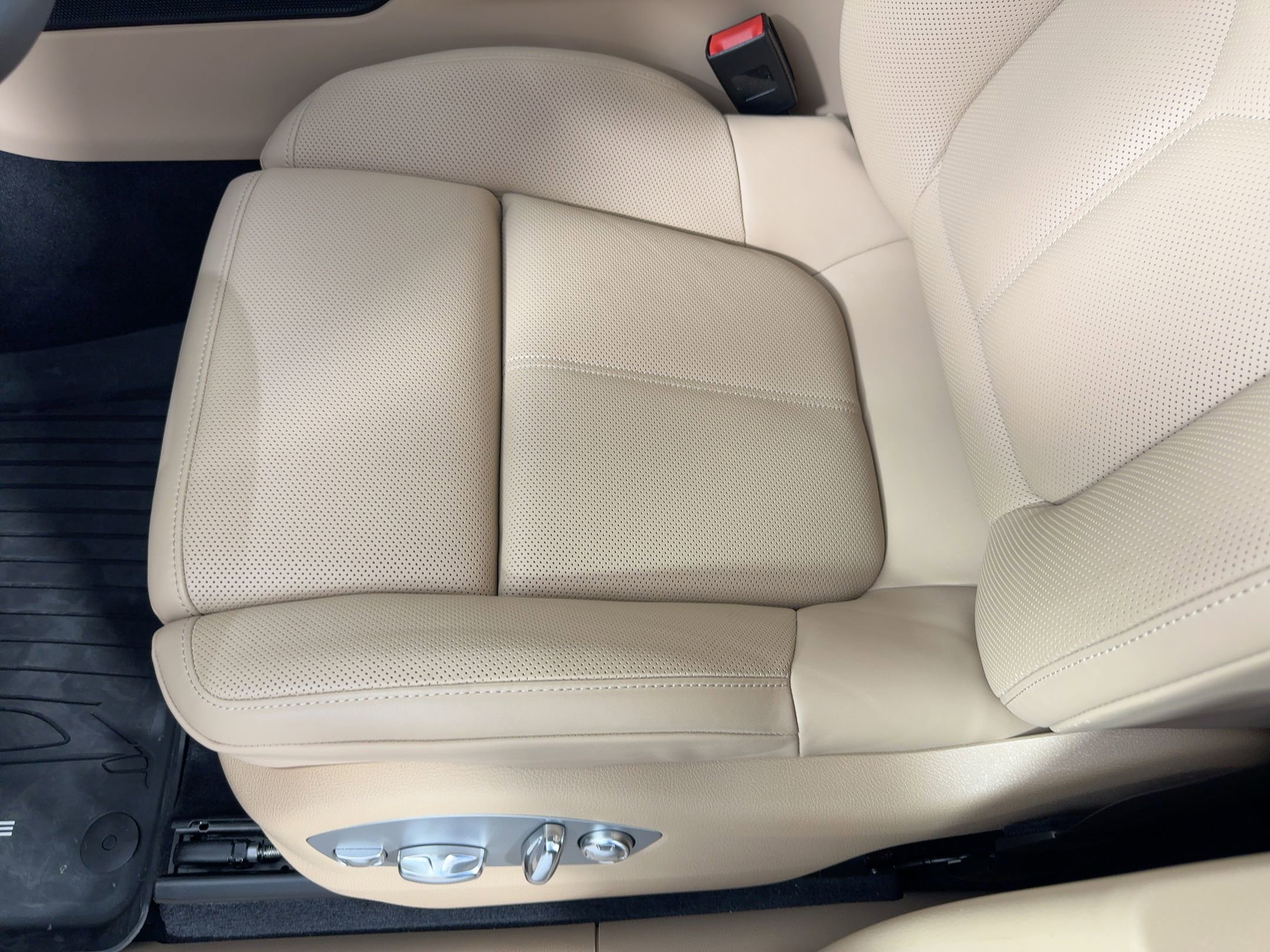 Certified 2025 Porsche Macan image 13