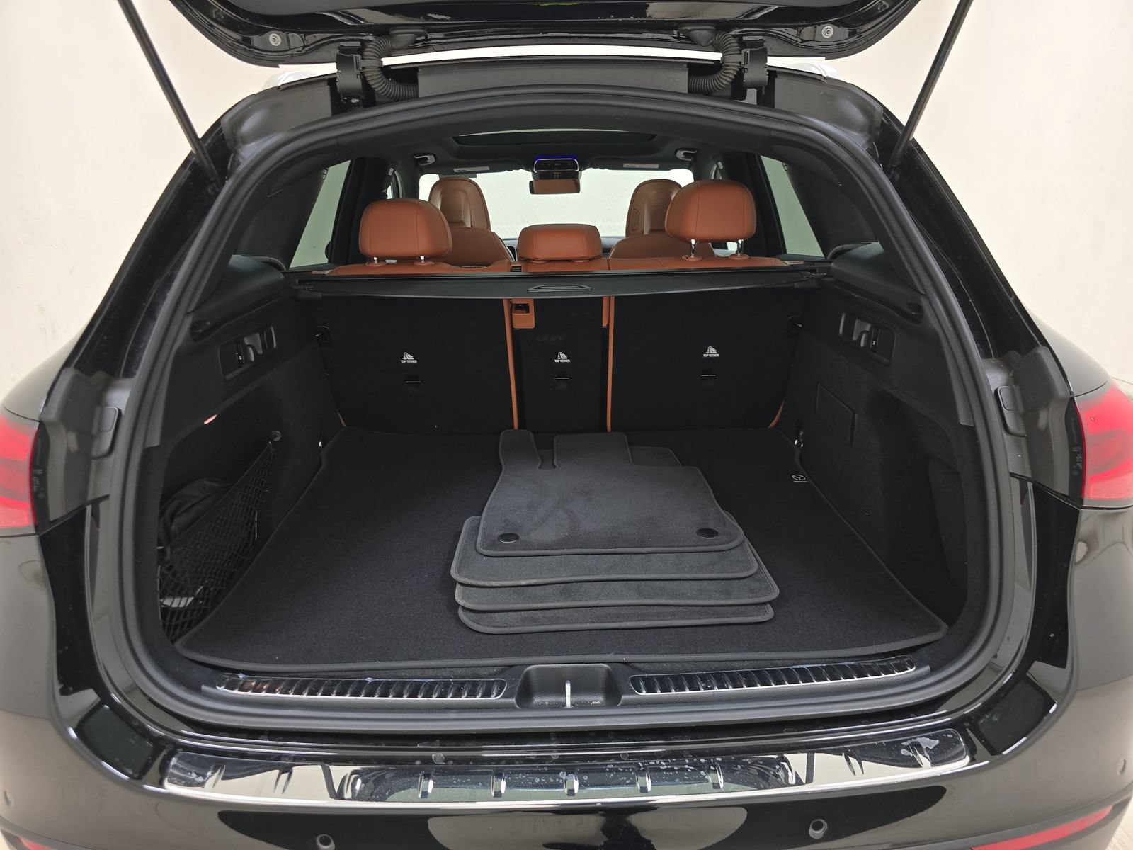 Used 2023 Mercedes-Benz GLC 300 w/ Exclusive Trim Package image 16