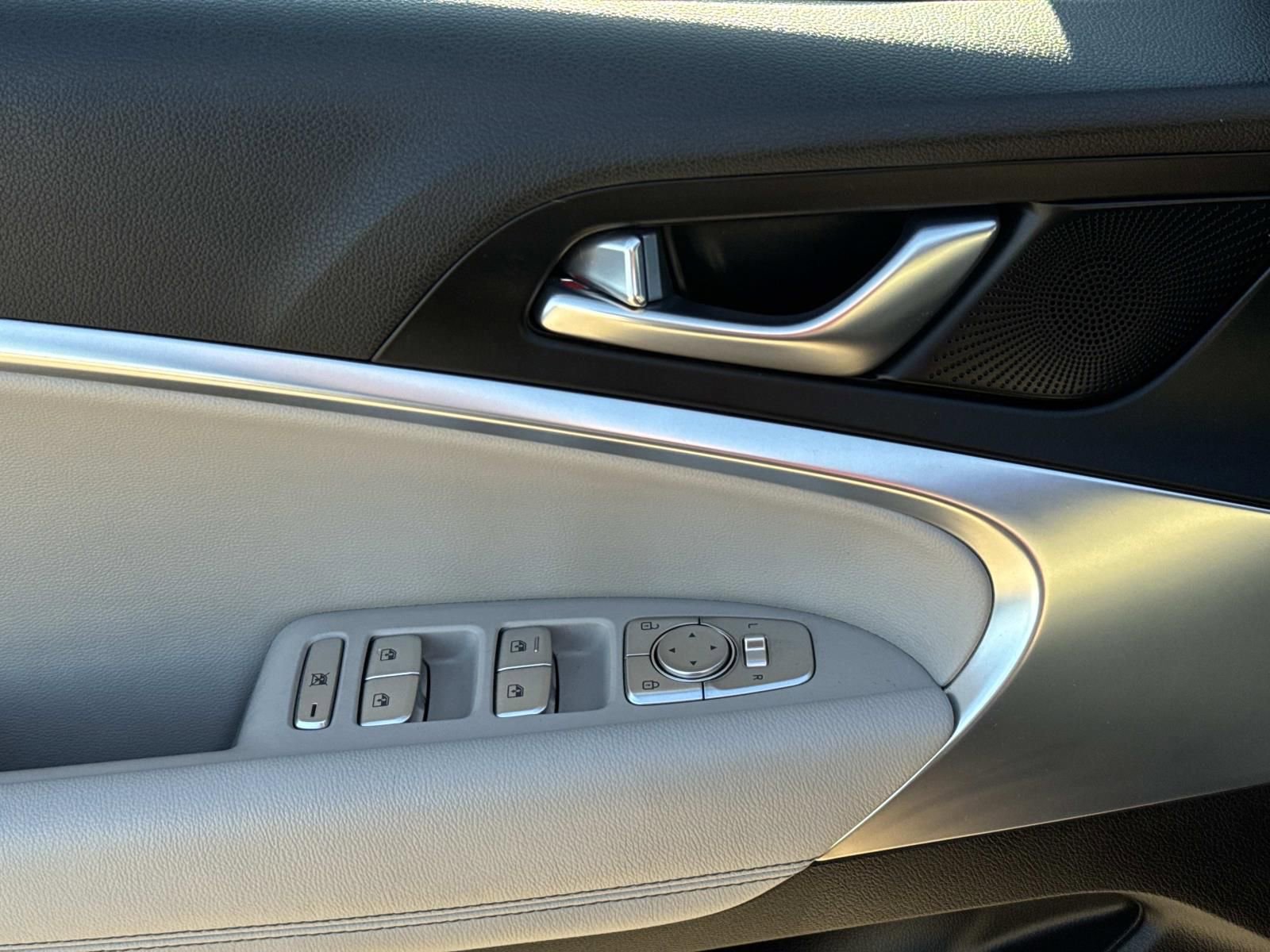 Used 2023 Genesis G70 2.0T image 19