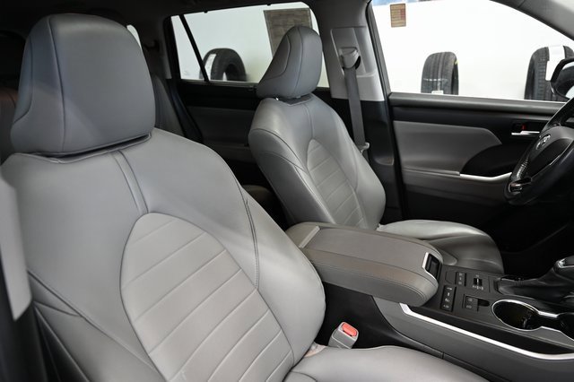 Used 2021 Toyota Highlander XLE image 9