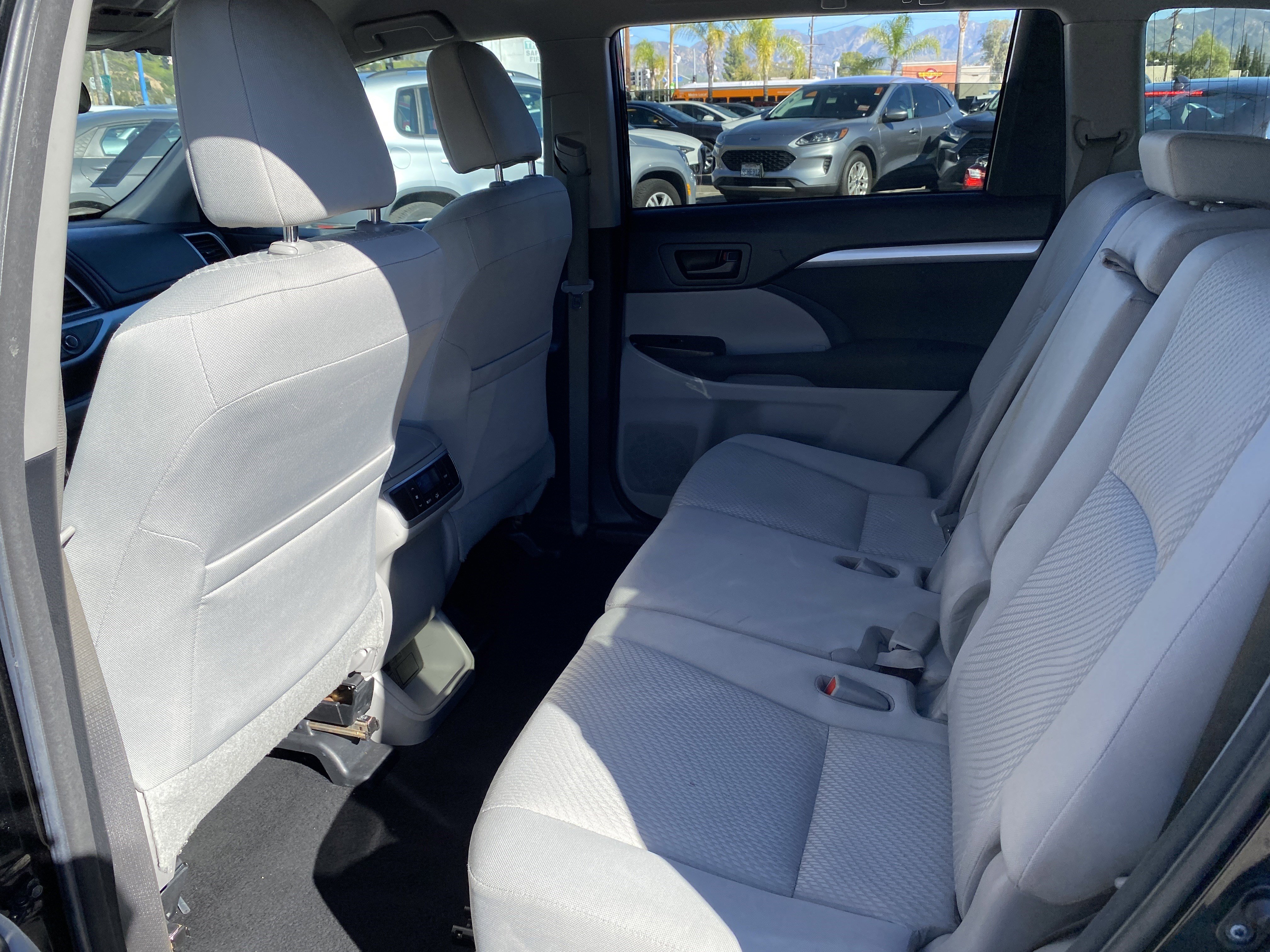 Used 2018 Toyota Highlander LE w/ Carpet Mat Package (TMS) image 14