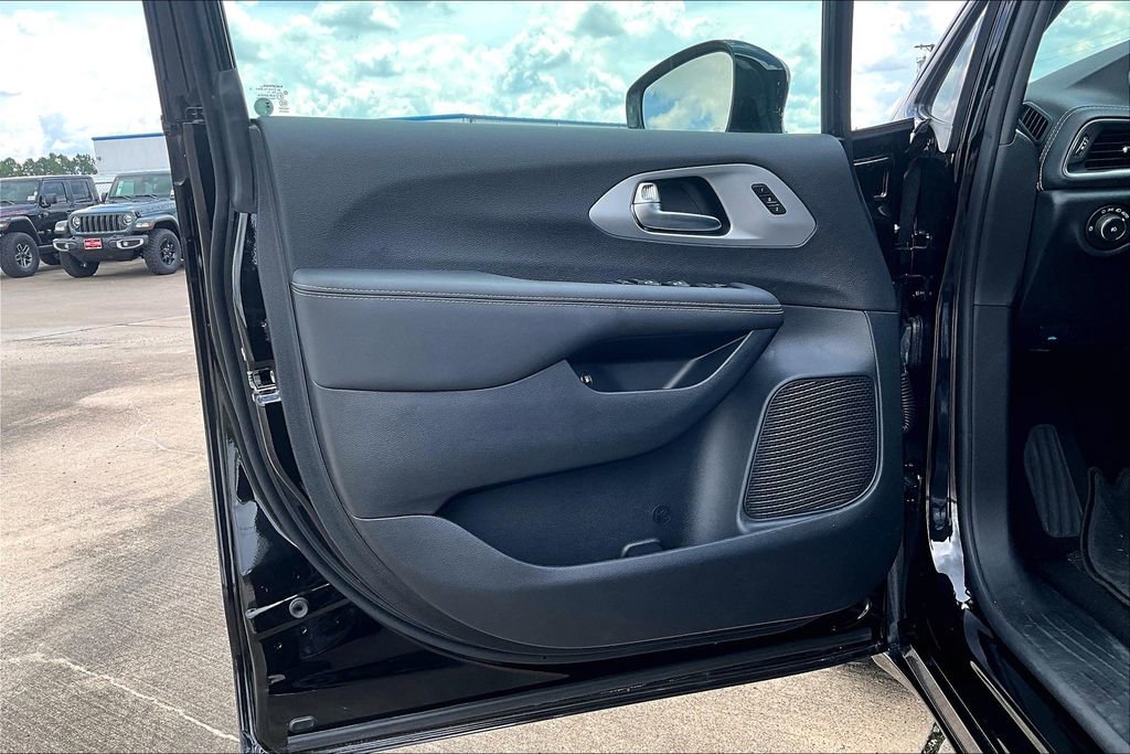 New 2025 Chrysler Pacifica Premium image 13