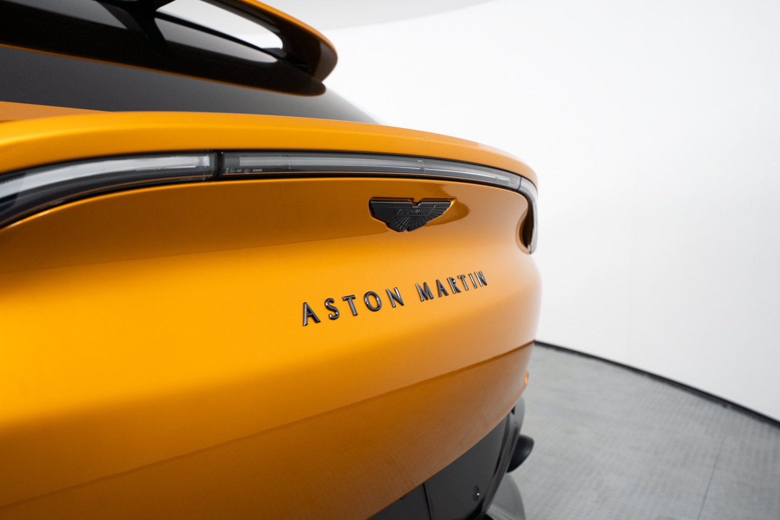 Used 2021 Aston Martin DBX AWD/4WD image 19