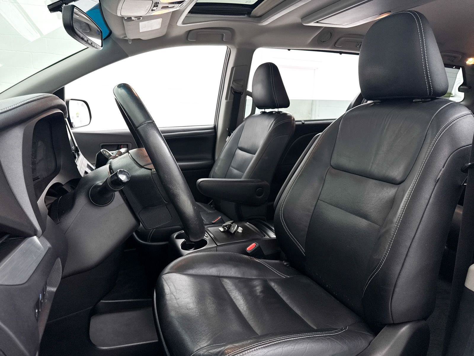 Used 2017 Toyota Sienna SE Premium FWD image 16