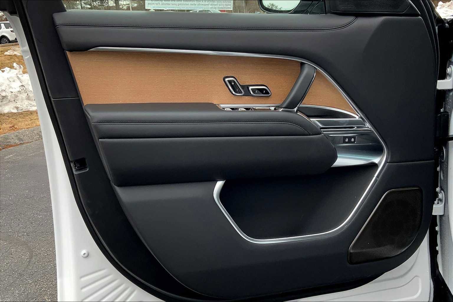 New 2025 Land Rover Range Rover SV image 9