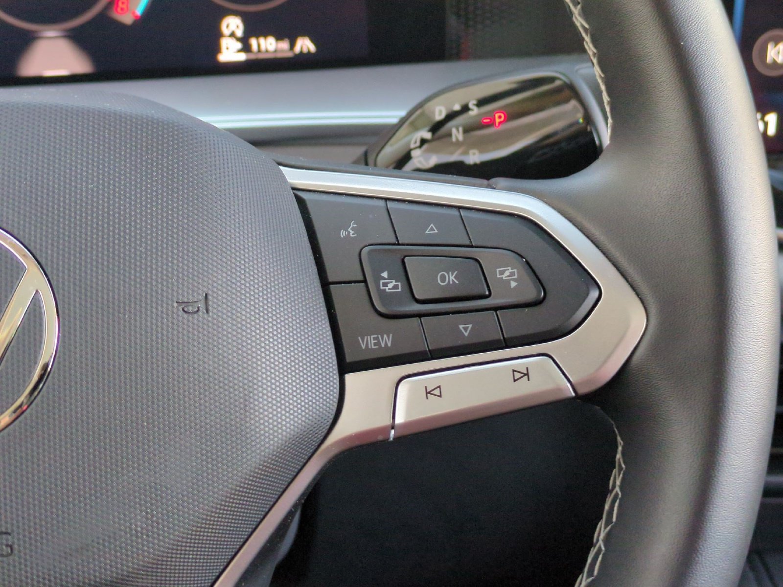 Used 2025 Volkswagen Tiguan SE w/ Panoramic Sunroof Package AWD/4WD image 11