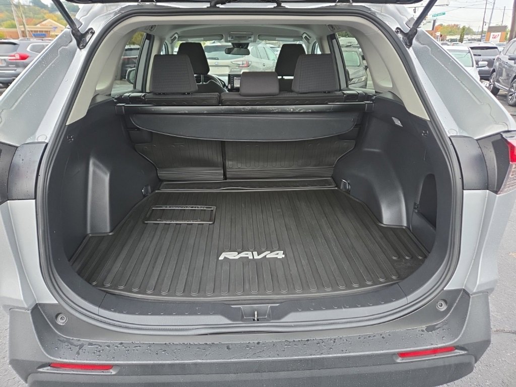 Used 2021 Toyota RAV4 LE image 19