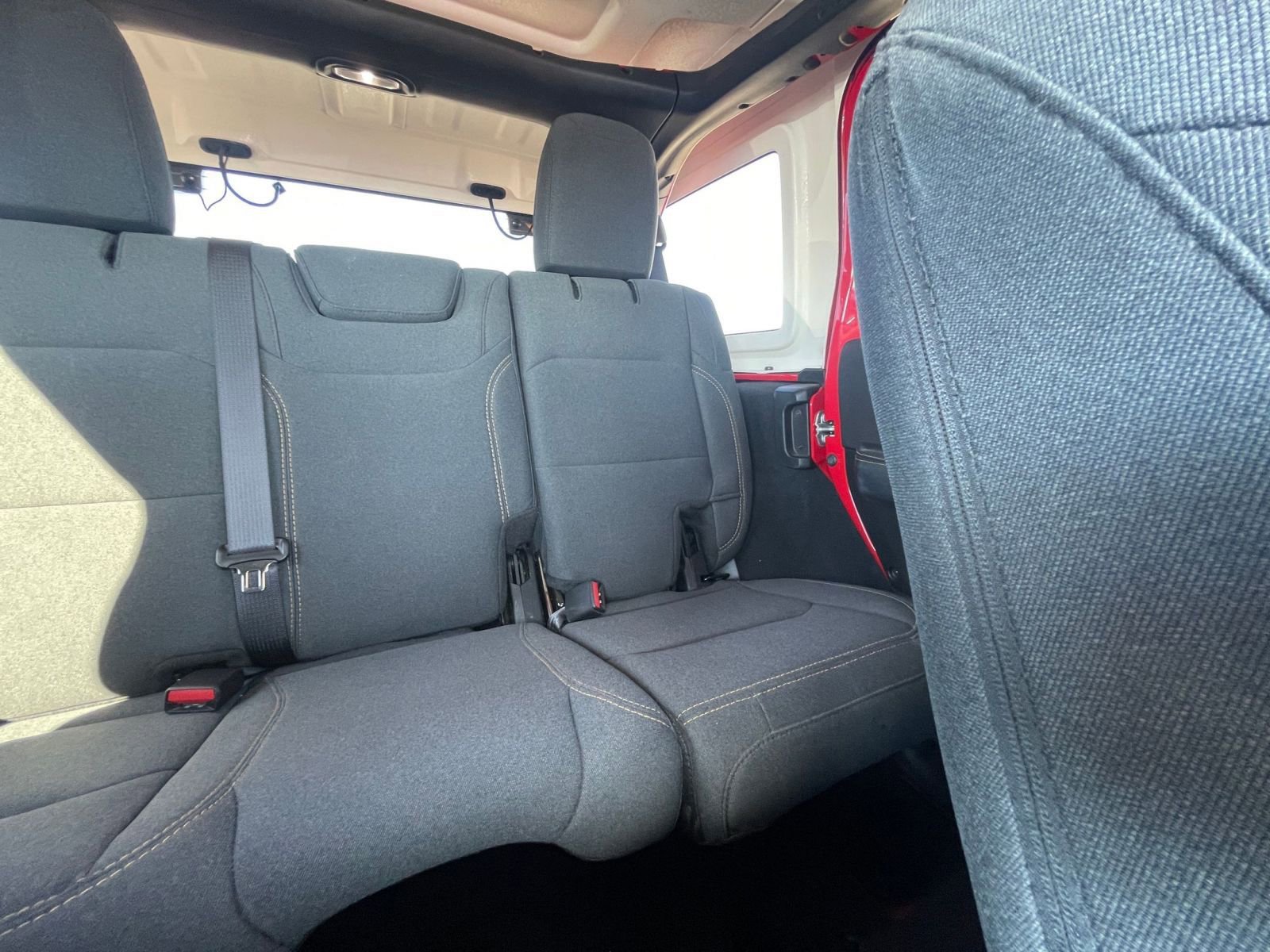 Used 2025 Jeep Wrangler Sahara image 36