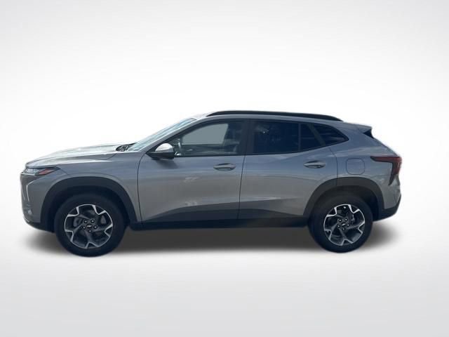 Used 2025 Chevrolet Trax LT image 2