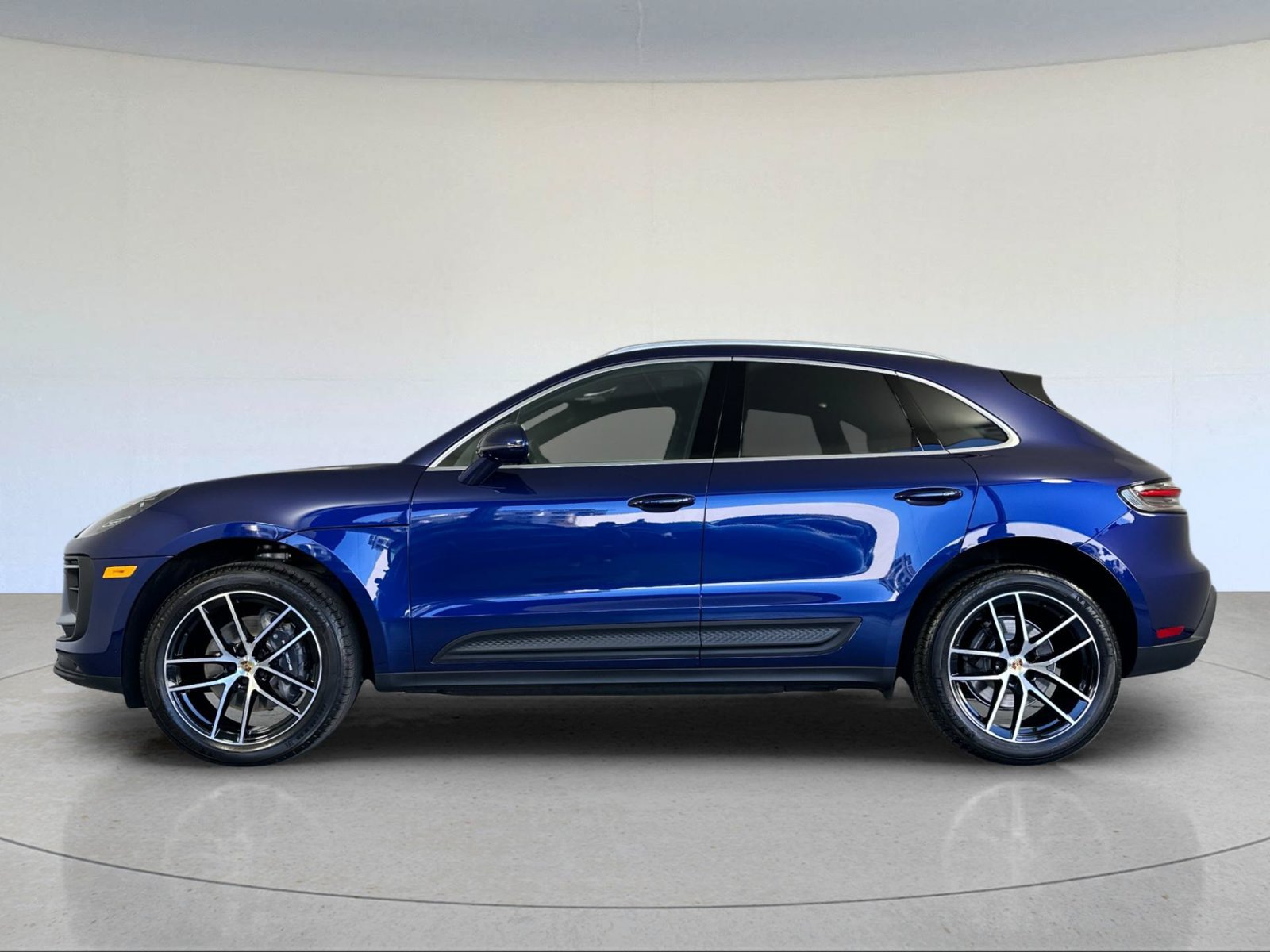 Certified 2026 Porsche Macan AWD/4WD image 2