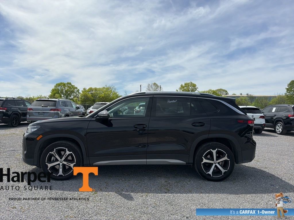 Used 2025 Volkswagen Tiguan SE w/ Panoramic Sunroof Package image 2