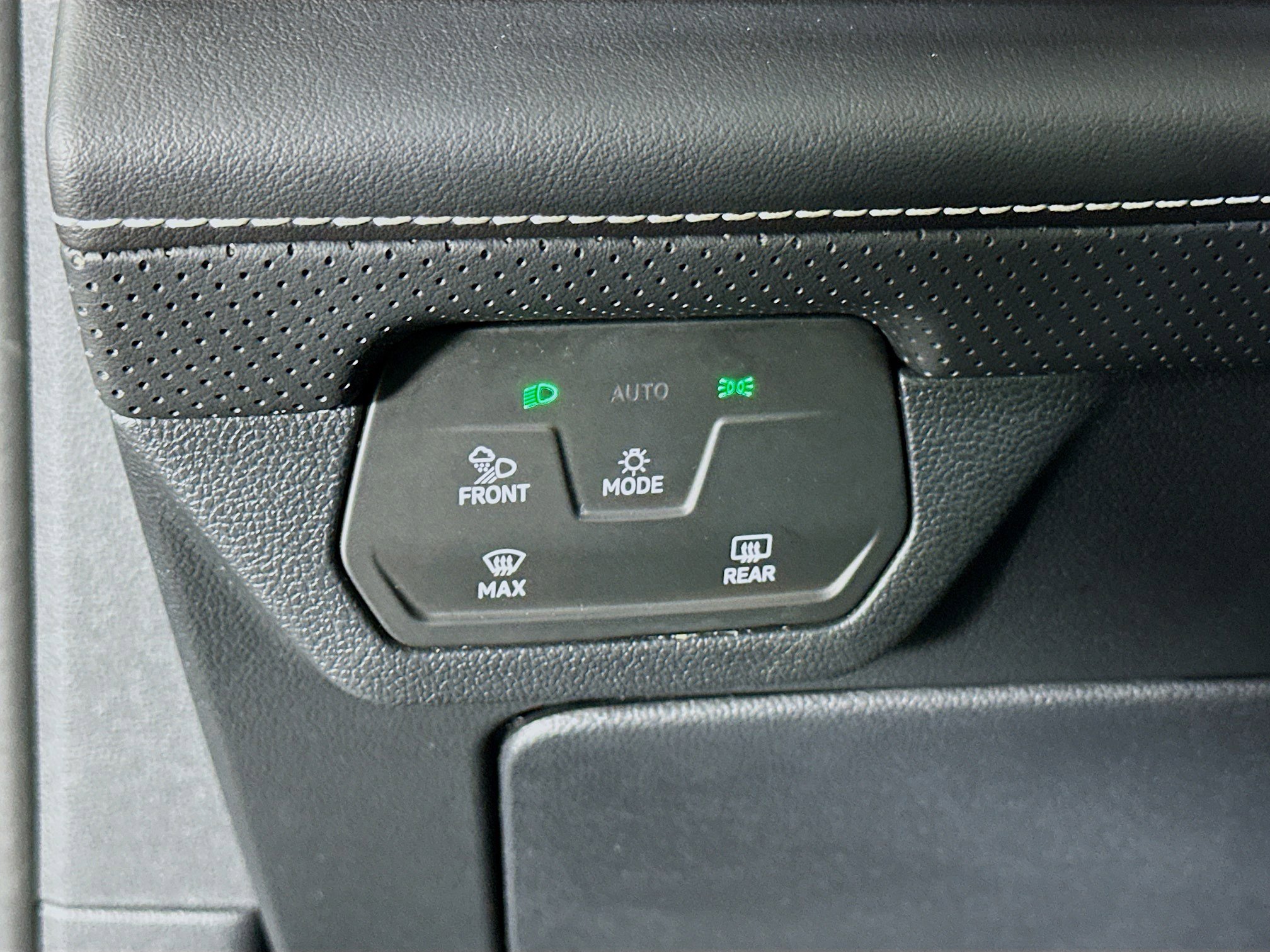 Used 2025 Volkswagen Atlas Cross Sport SE image 17