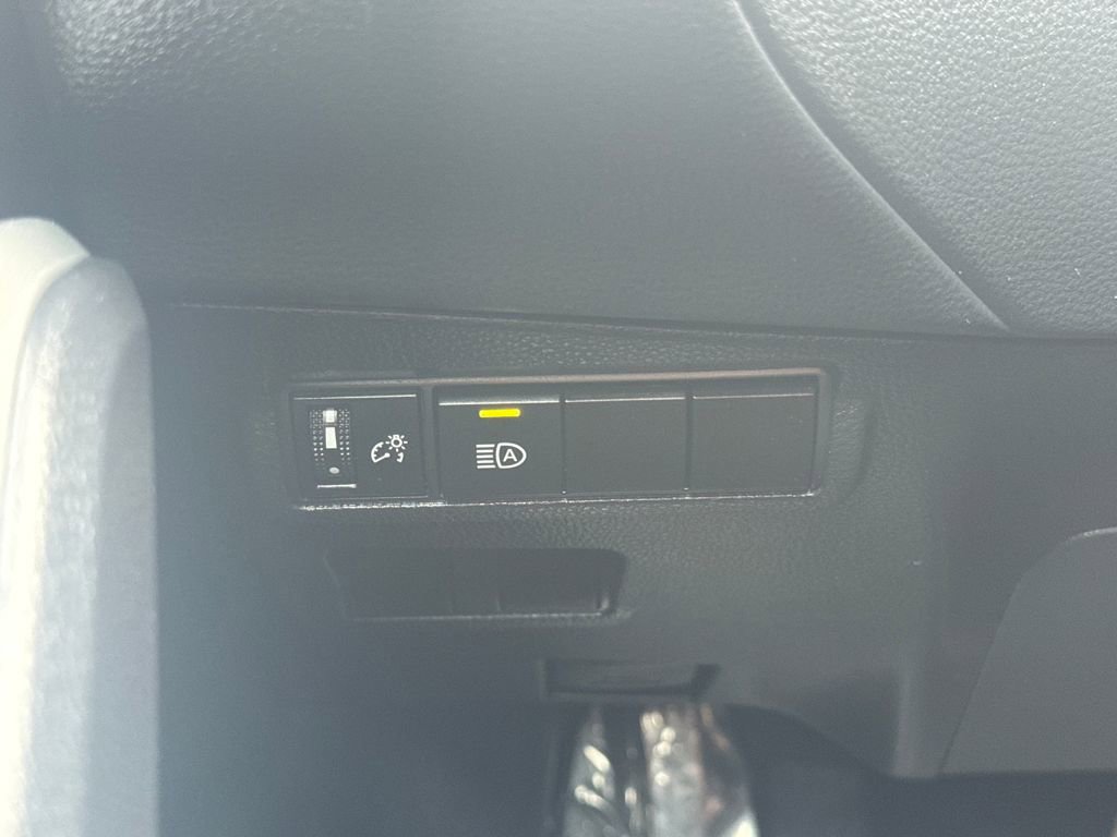 Used 2025 Toyota Corolla Cross LE w/ Moonroof Package image 31