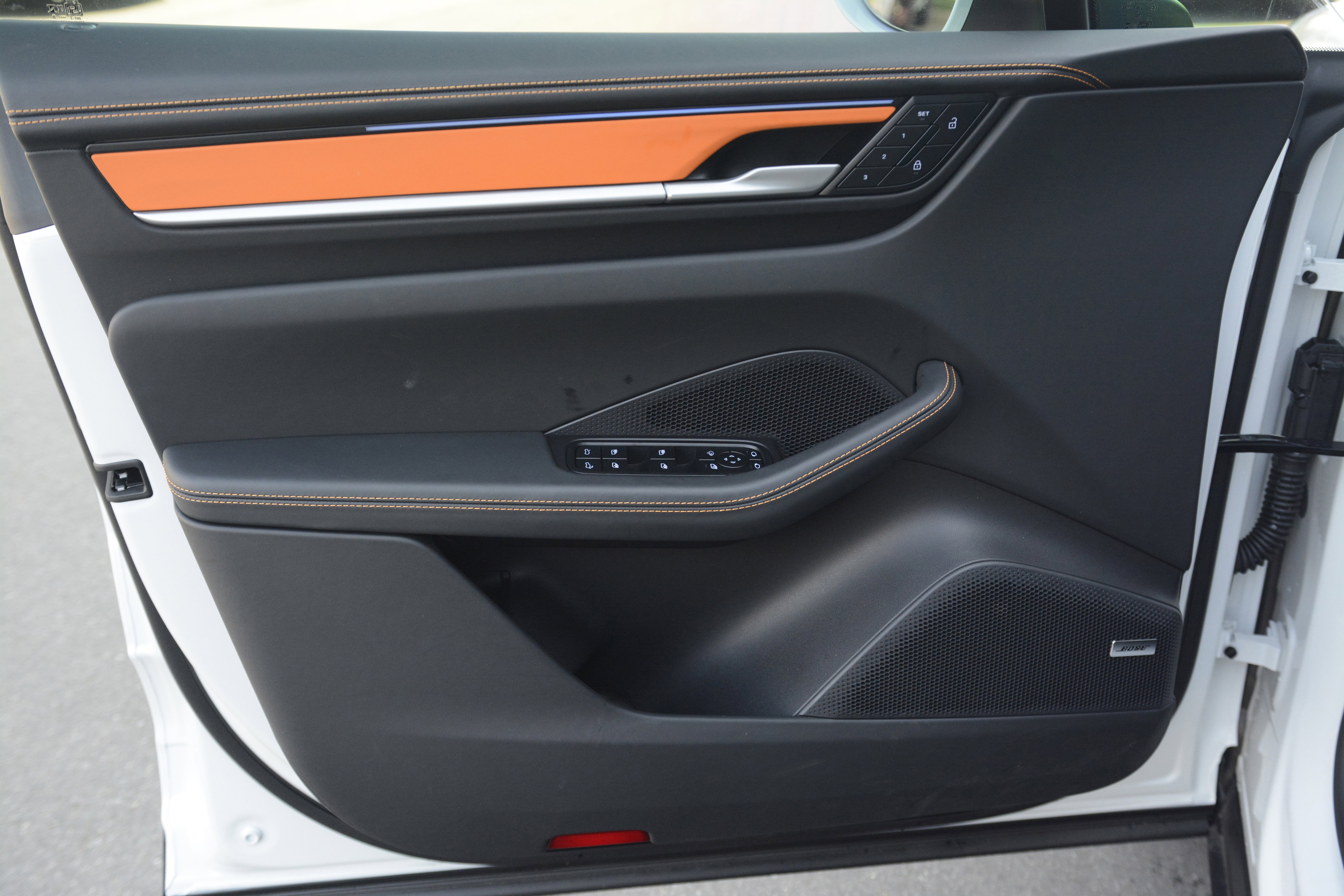 Certified 2025 Porsche Macan Electric image 13