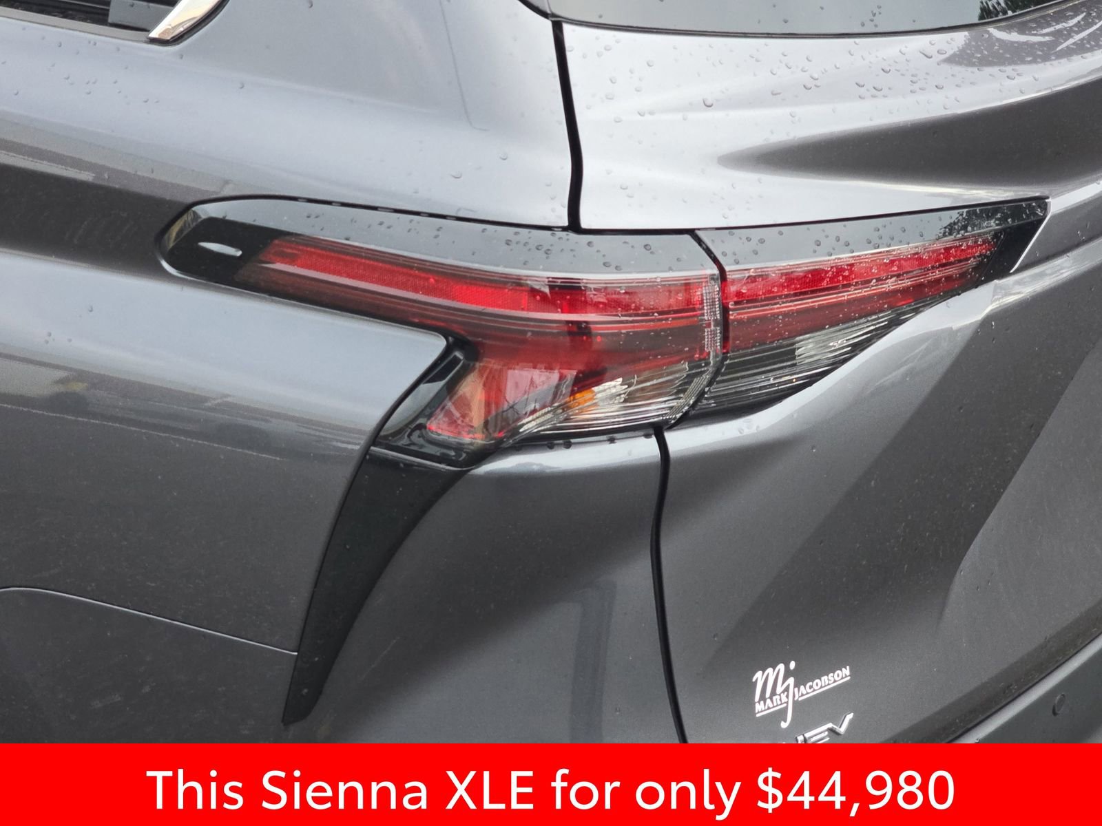 Used 2025 Toyota Sienna XLE image 43