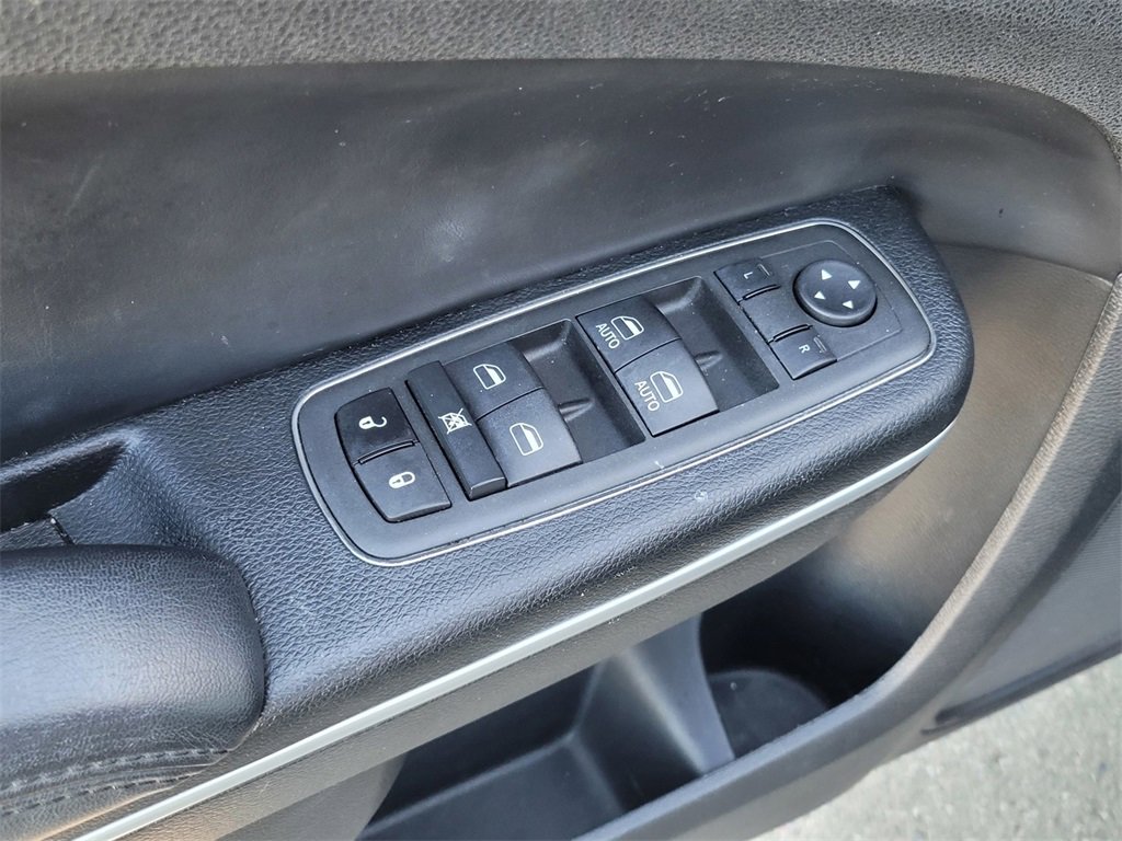 Used 2022 Chrysler 300 Touring L image 16