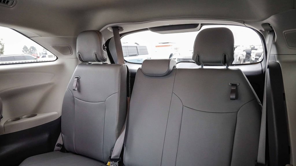 Used 2024 Toyota Sienna XLE w/ XLE Plus Package FWD image 24