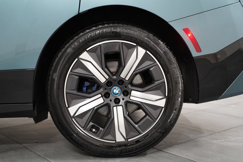 Used 2024 BMW iX xDrive50 w/ Premium Package AWD/4WD image 33