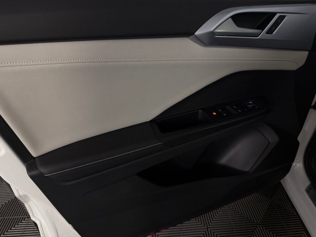 Used 2025 Volkswagen Taos SE w/ Panoramic Sunroof Package AWD/4WD image 24