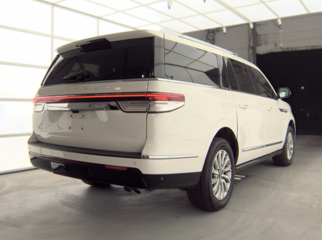 Used 2022 Lincoln Navigator L 4WD image 2