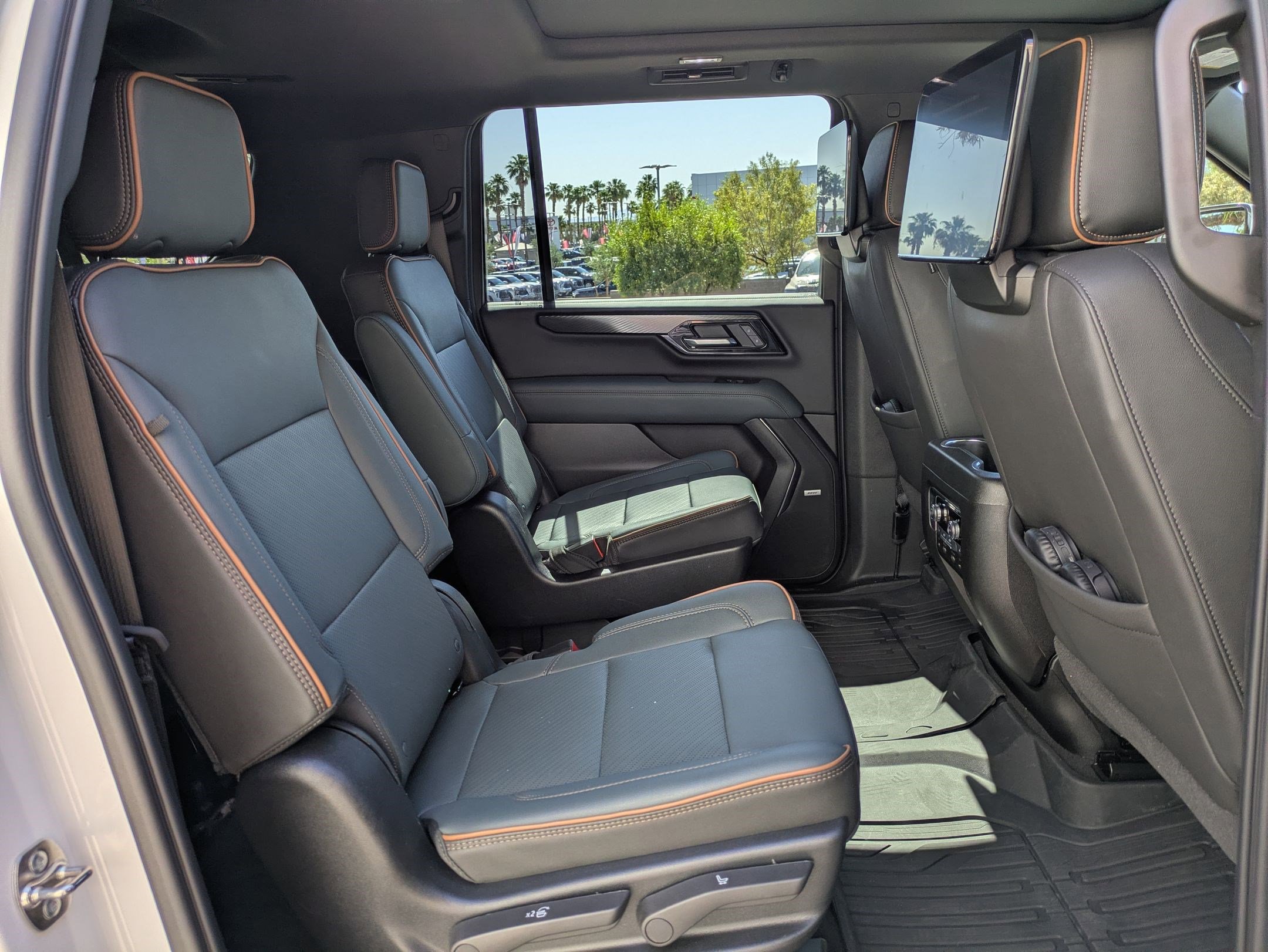 Certified 2025 GMC Yukon XL AT4 w/ AT4 Premium Plus Package AWD/4WD image 28