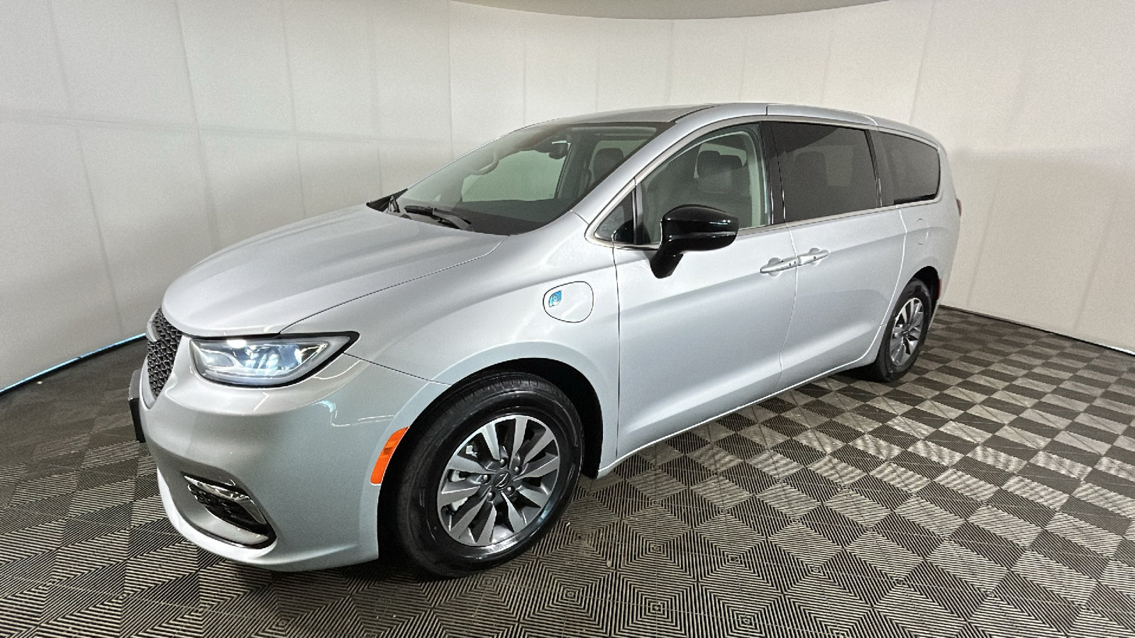 Used 2024 Chrysler Pacifica Limited FWD image 7
