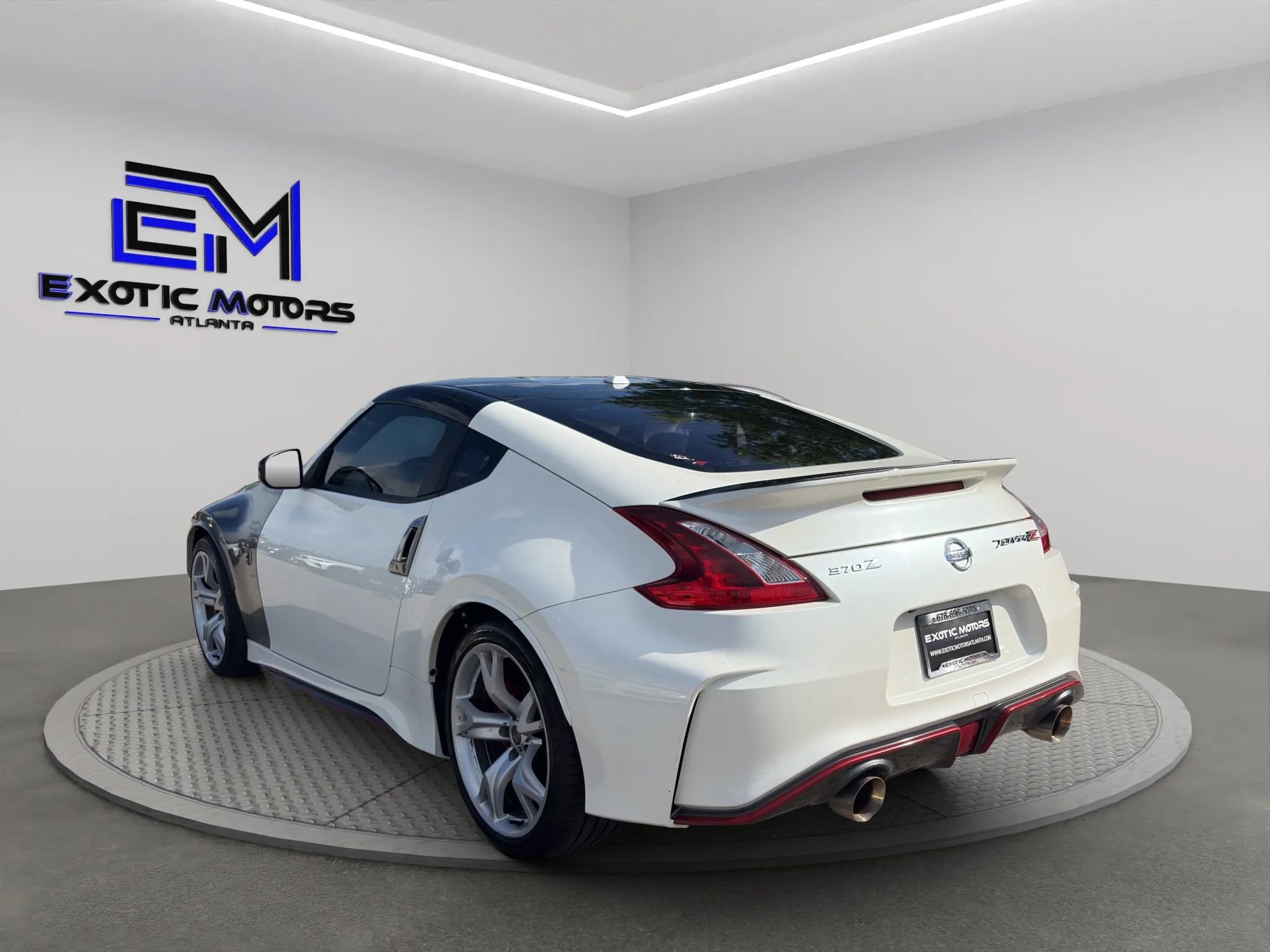 Used 2018 Nissan 370Z NISMO RWD image 3