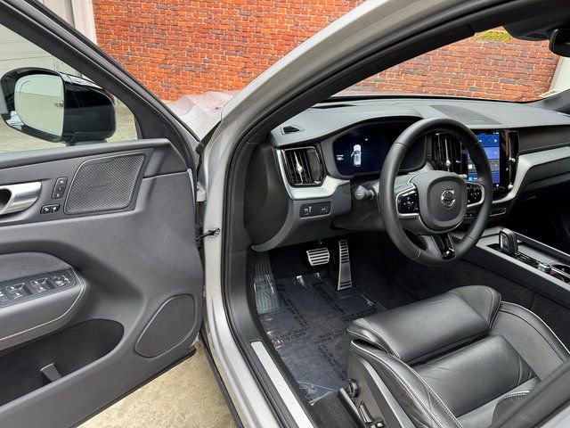 Used 2022 Volvo XC60 B6 R-Design image 9