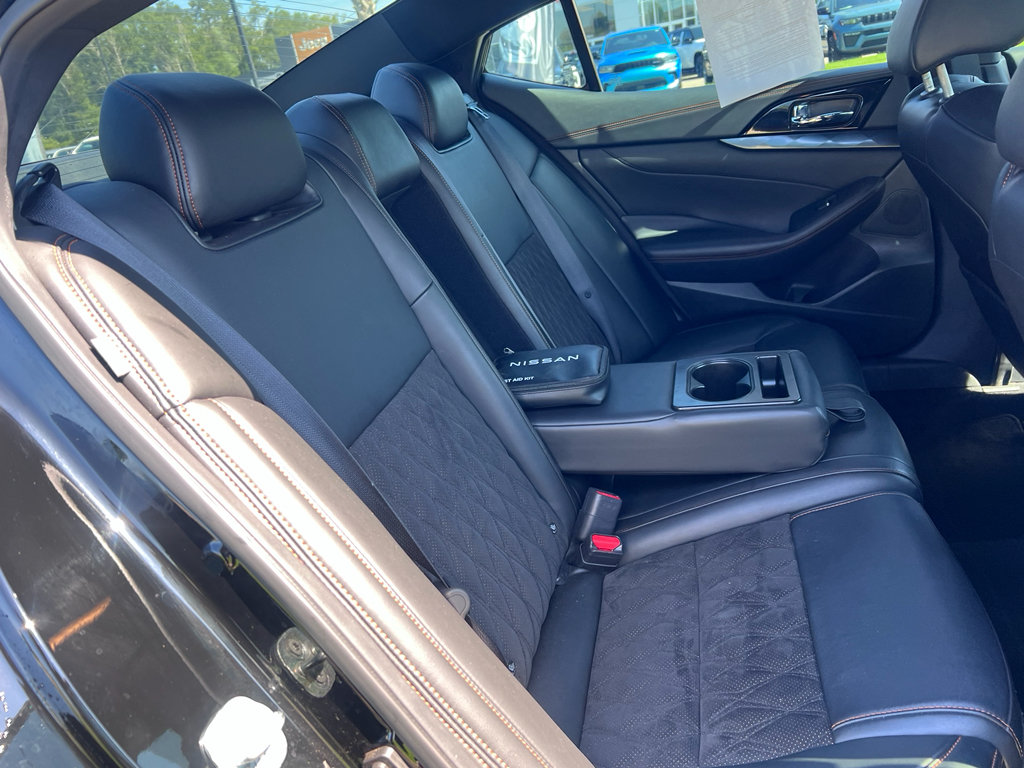 Used 2023 Nissan Maxima SR w/ Sport Mat Group FWD image 13