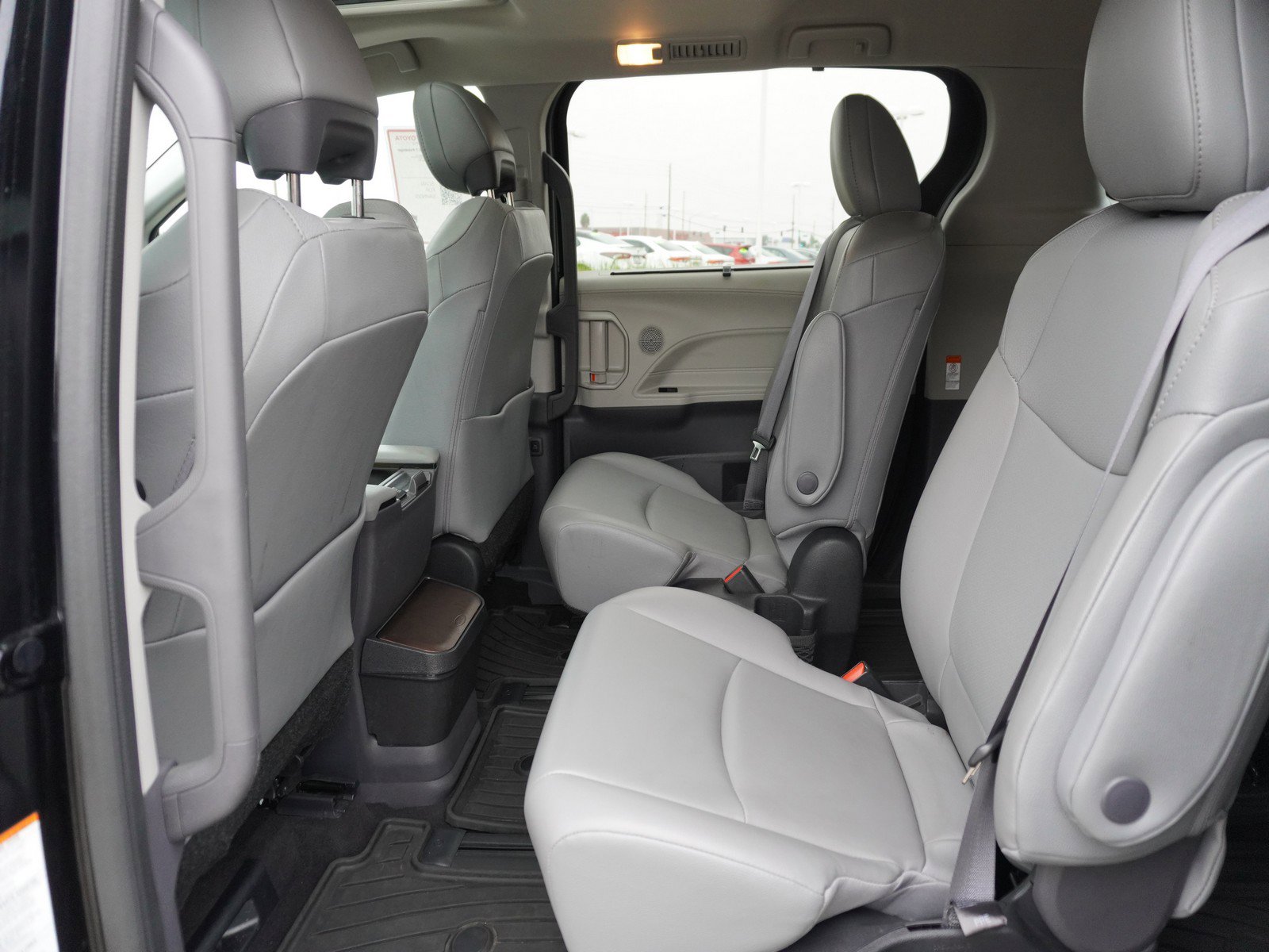 Used 2022 Toyota Sienna XLE image 13