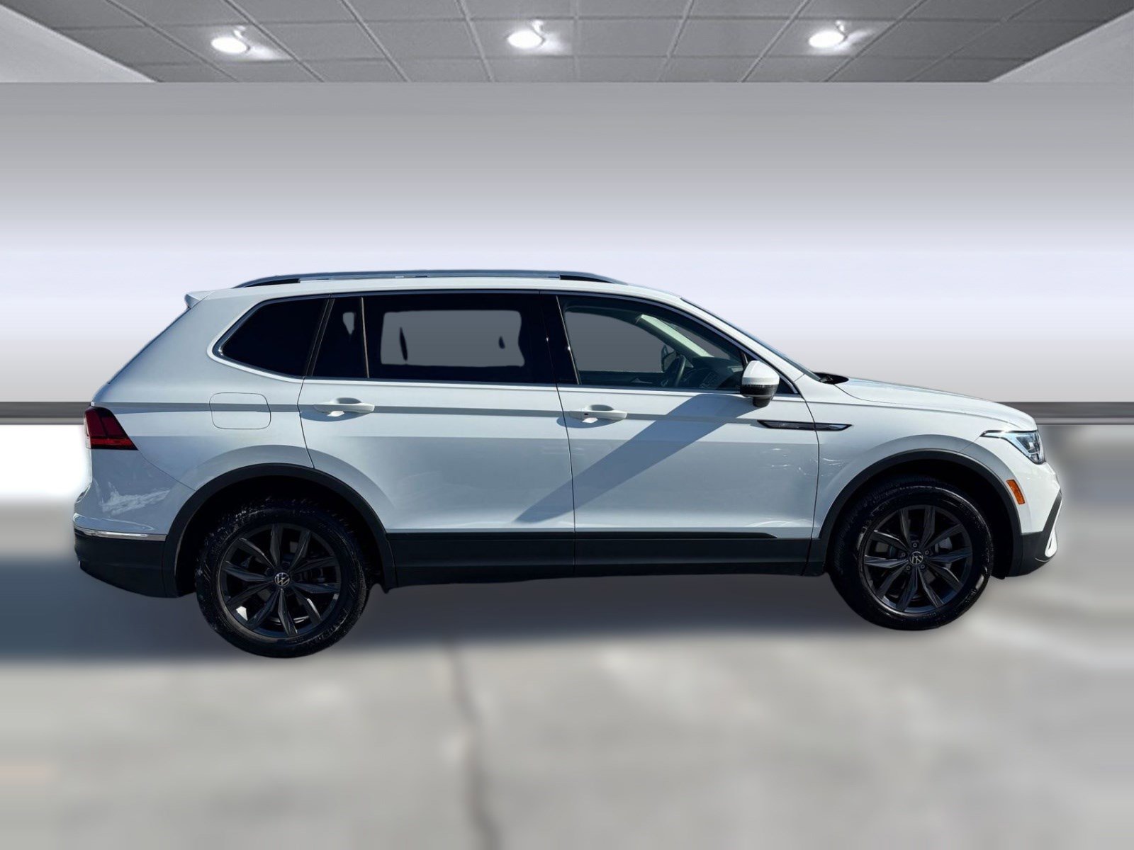 Used 2024 Volkswagen Tiguan SE w/ Panoramic Sunroof Package image 7