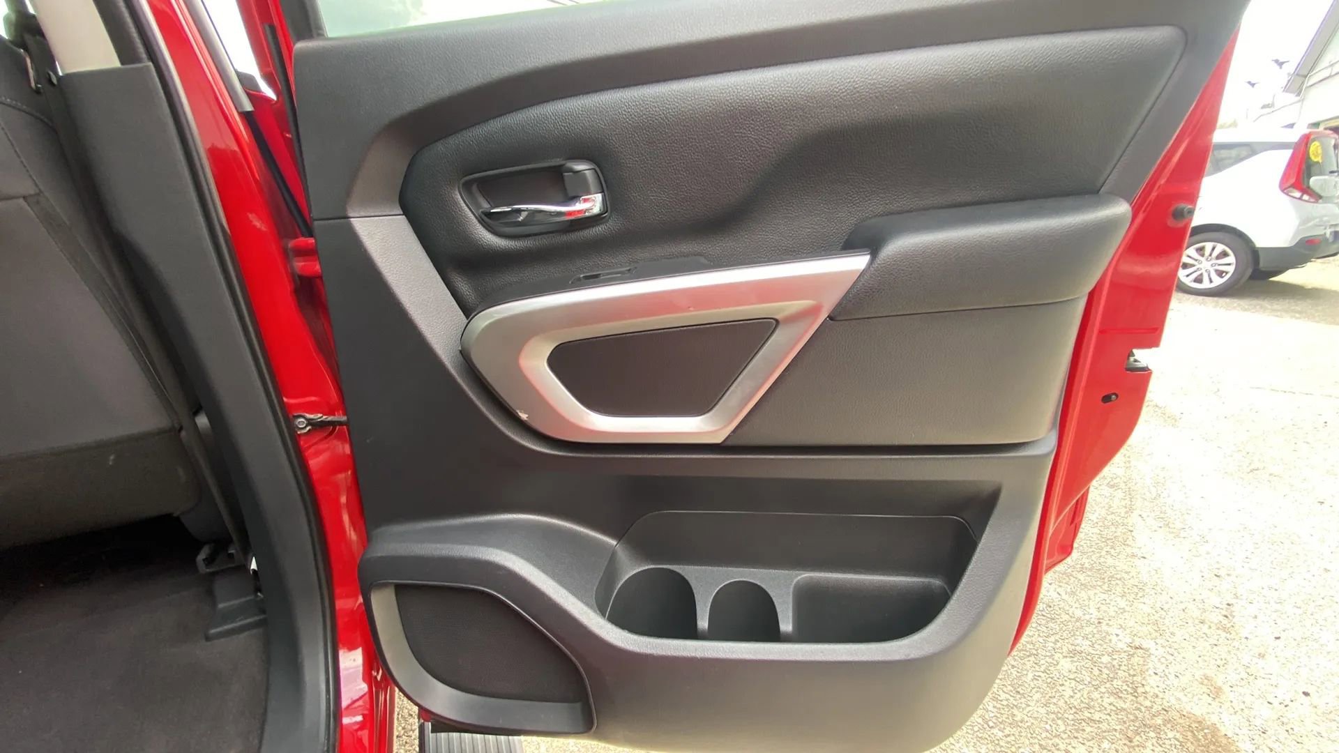 Used 2022 Nissan Titan SV AWD/4WD image 23