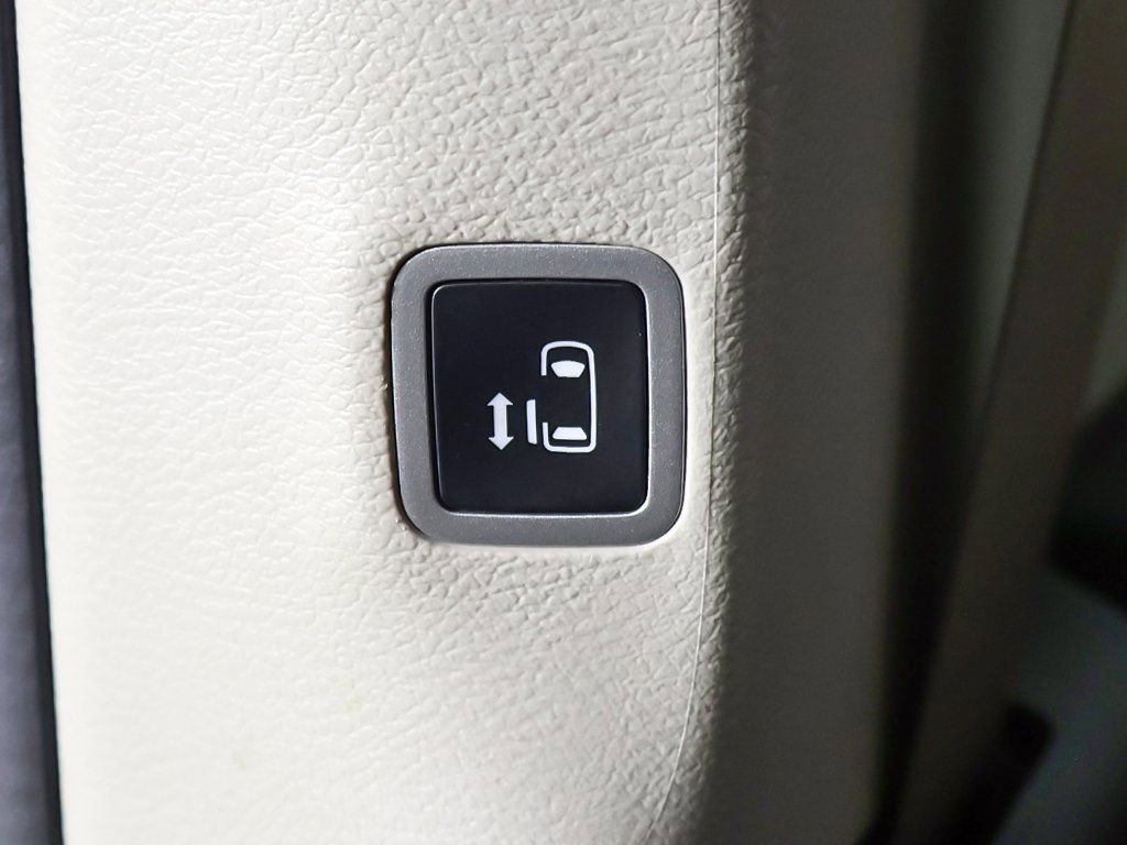 Used 2023 Chrysler Pacifica Touring-L image 25