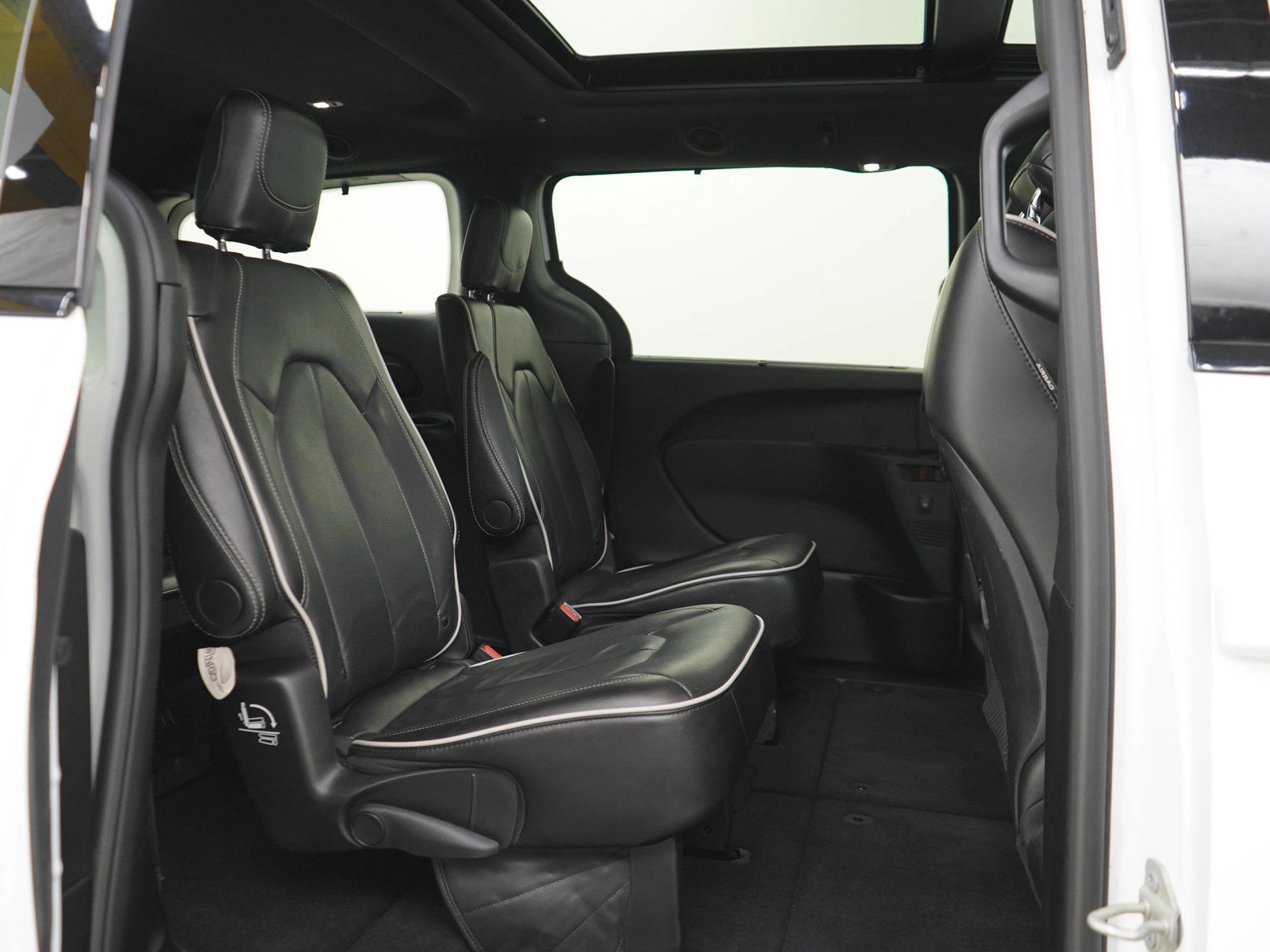 Used 2025 Chrysler Pacifica Limited FWD image 12