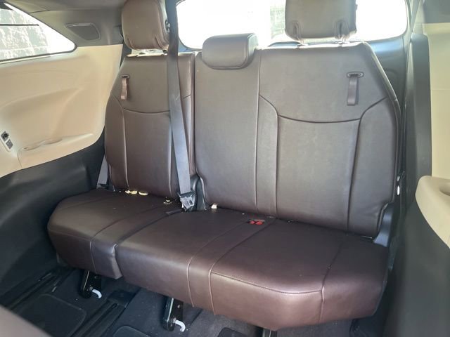 Used 2022 Toyota Sienna Platinum FWD image 11