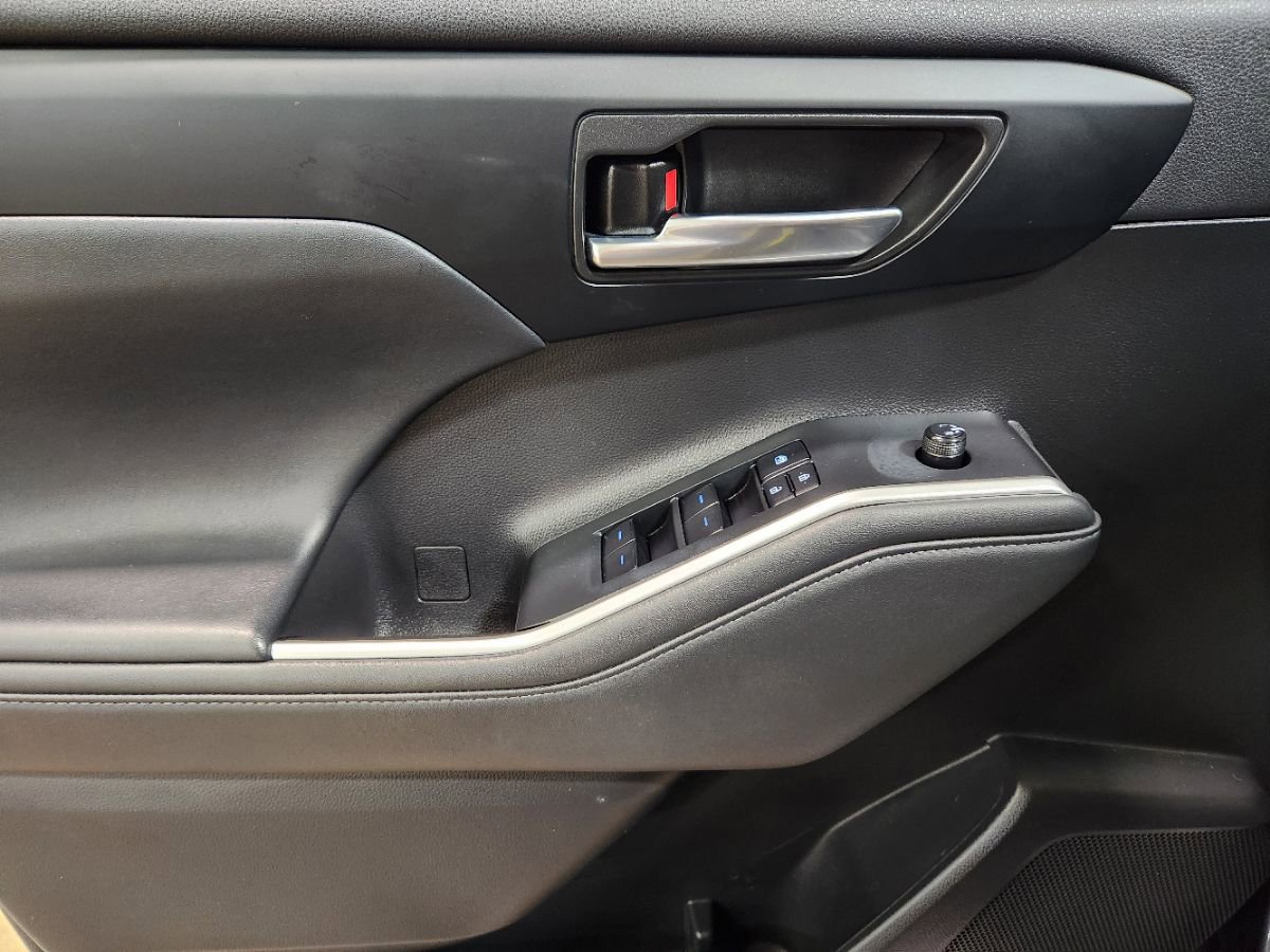 Used 2022 Toyota Highlander XLE FWD image 43